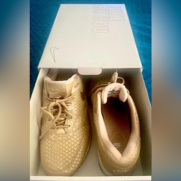 NWOT Ladies Nike Air Max ***Box Included*** - Picture 6 of 8